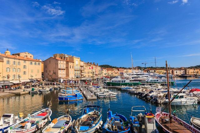 Saint Tropez, media: turista italiano lascia mancia da 500 euro. Troppo bassa, inseguito dal cameriere