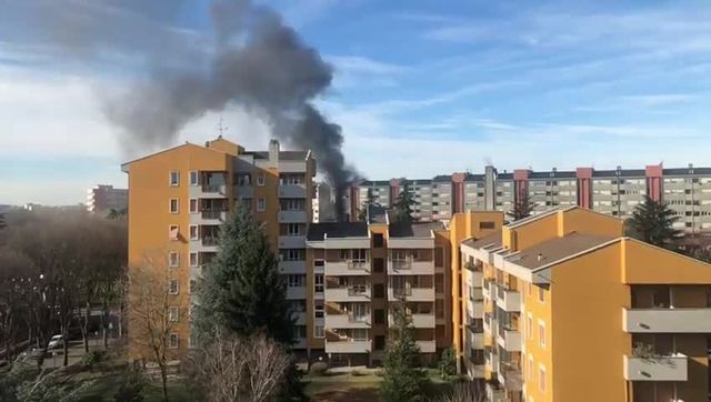 Incendio in uno stabile a Milano, due morti