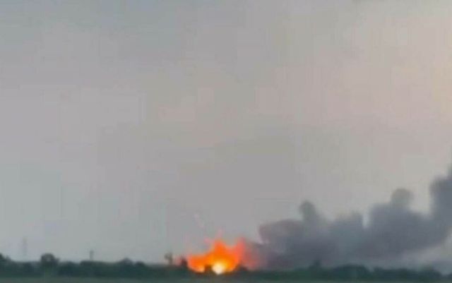 Un incendiu masiv la o bază militară din Crimeea îi forțează pe ruși să evacueze 2000 de persoane VIDEO