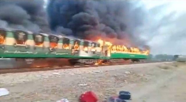 Un tren a sărit în aer în Pakistan, sunt peste 65 de morți și zeci de răniți