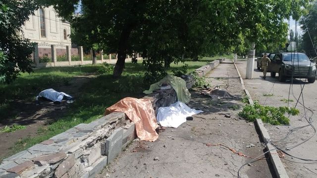 Rușii au lovit cu o rachetă o stație de autobuz din estul Ucrainei. Cel puțin opt morți și patru răniți, printre care și copii