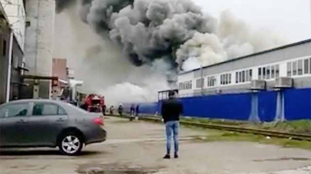 Крупный пожар в Краснодаре: горят склады с полиэтиленовой тарой