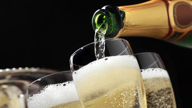 Românii consumă peste 9 milioane de sticlă de vin spumant anual. Un număr surprinzător de sticle se deschid de Revelion