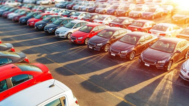 Mercato dell'auto in calo, cresce Stellantis