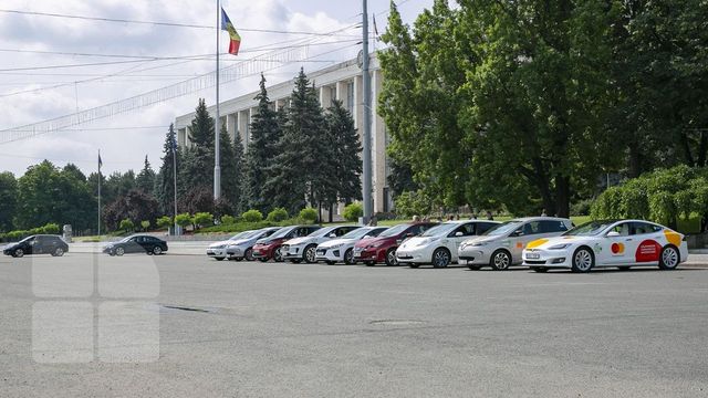 Moldovenii cumpără tot mai multe mașini noi