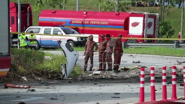 Un avion privat s-a prăbușit lovind două vehicule în Malaezia
