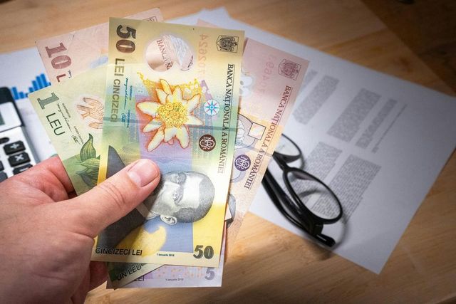 Salariul mediu în România scade în mai la 5.508 lei net, cu 139 lei mai puțin decât în aprilie