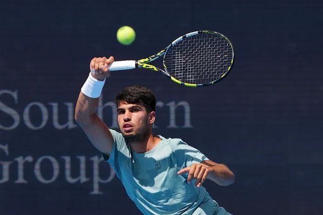 Carlos Alcaraz se lleva un susto en su debut en Cincinnati