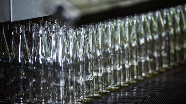Торговые сети могут обязать выкупать стеклотару у российских граждан