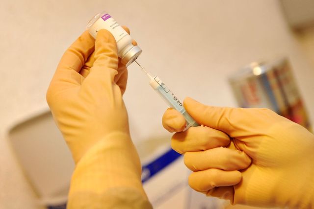 Le prime dosi di vaccino saranno disponibili in Italia a metà gennaio, lo dice Locatelli