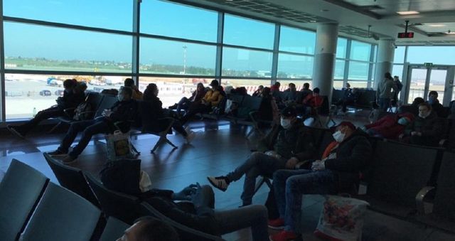 Zeci de moldoveni, blocați pe aeroportul din Praga
