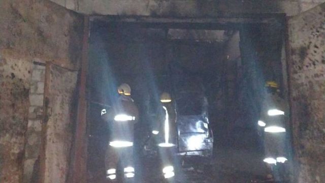 Incendiu la Călărași. Focul a afectat 200 de metri pătrați din suprafața acoperișului unui garaj și a distrus un microbuz