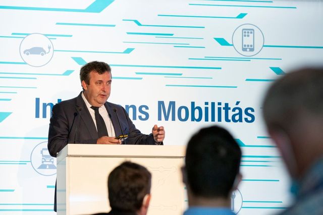 Palkovics szerint további támogatást kaphatnak az elektromos járművek vásárlói