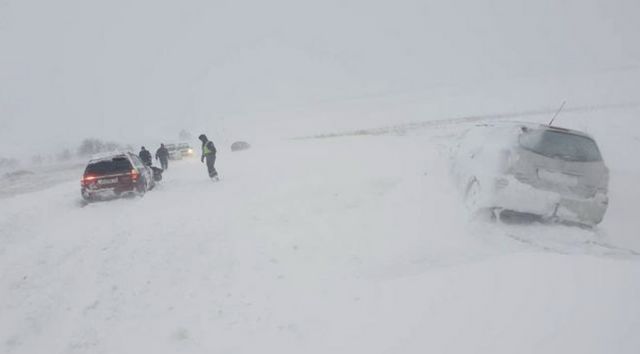 Două persoane au fost depistate fără semne de viață într-o mașină blocată în zăpadă în raionul Căușeni