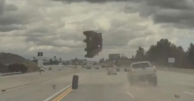 Momentul în care o mașină este aruncată în aer de roata desprinsă de la o camionetă