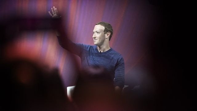 Акционери на Facebook са поискали оставката на Марк Зукърбърг