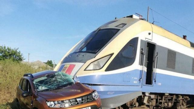 Поезд рейса Кишинёв-Одесса протаранил машину: водитель скончался на месте