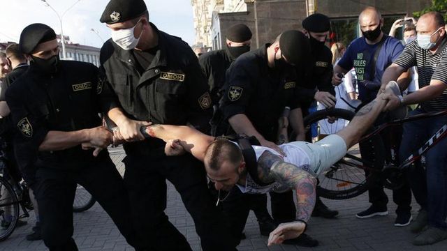 Belarus | Circa 140 de persoane, arestate în timpul adunărilor opoziției