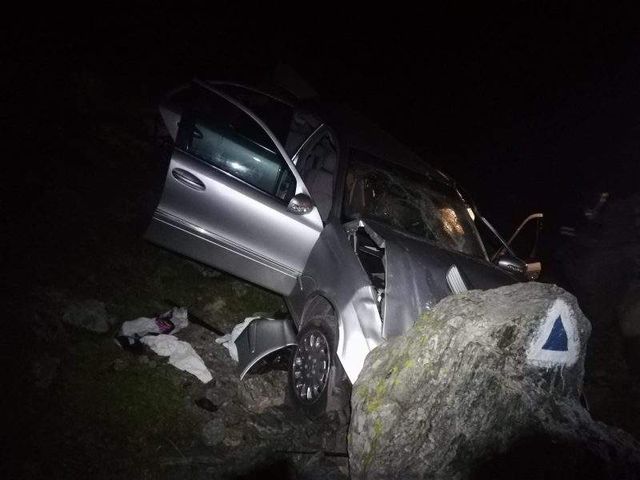 Accident cu cinci victime pe Transfăgărășan! Mașina a căzut 20 de metri în prăpastie