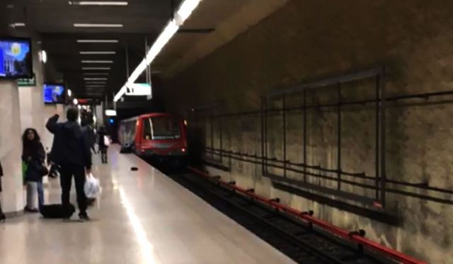 Un calator si-a prins piciorul intre usile trenului de metrou