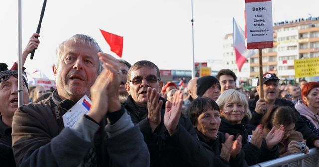 Andrej Babiš na Národní třídě čelil 17. listopadu křiku a pískotu