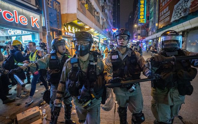 Poliția din Hong Kong a folosit gaze lacrimogene pentru a dispersa manifestanții, în mai multe districte