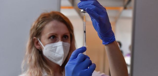 Zdravotníci v Česku aplikovali od začátku očkování přes dva miliony dávek vakcíny