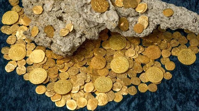 Comoară de peste 600.000 de dolari, găsită de doi turiști, într-un zid de piatră din Cehia