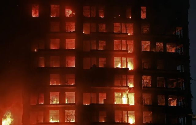 Doi români au murit în incendiul de la blocul din Valencia, anunță Ministerul Afacerilor Externe