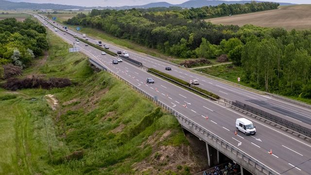 Csúnya baleset bénította meg az M1-est