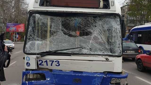 Accident la intersecția străzilor Pelivan și Alba Iulia din Capitală. Un troleibuz s-a izbit violent într-un microbuz
