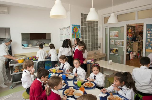 În prima săptămână de școală elevii din Capitală nu vor fi hrăniți la cantină