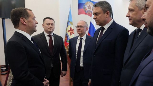 Medvedev și-a vizitat marionetele din Donbas pentru a le explica instrucțiunile date de Putin
