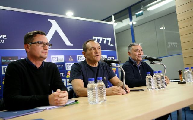 Срещата между Васил Божков и феновете на Левски продължава