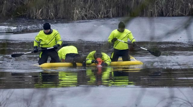 A Solihull, nel Regno Unito, tre bambini sono morti dopo essere caduti in un lago ghiacciato