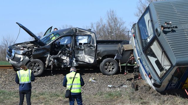 Autóval ütközött egy vonat Vámosújfaluban