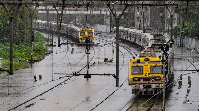 Ashwini Vaishnaw reviews passenger movement at railway board war room
