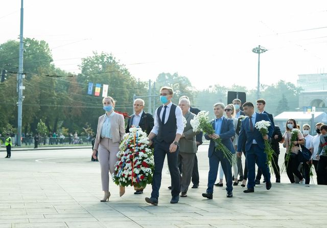 Президент, премьер и спикер возложили цветы к памятнику Скорбящей матери