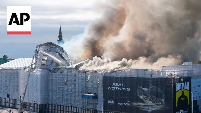 Incendiu uriaș în Copenhaga. Flăcările au cuprins clădirea-muzeu a Bursei, turla de 56 de metri s-a prăbușit