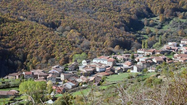Muestras de cariño en la visita de los Reyes al pueblo más antiguo de España