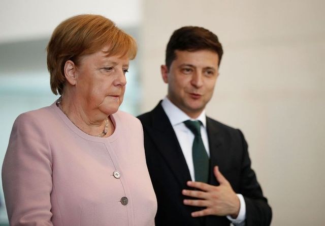 Merkelovou při setkání s ukrajinským prezidentem Zelenským postihl silný třes