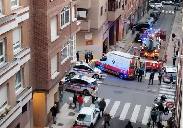 Rescatan a una mujer inconsciente de su piso incendiado en Gijón
