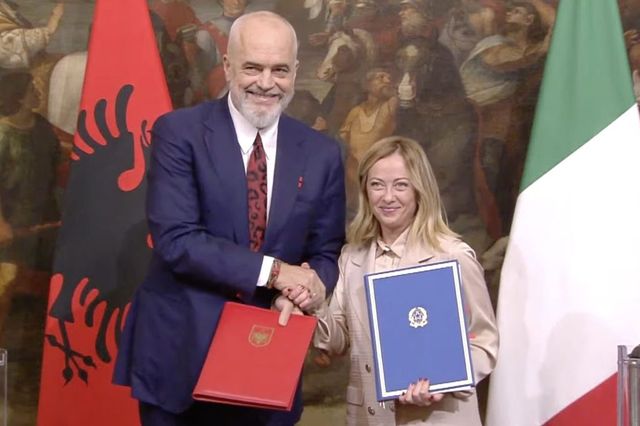 Migranti, il governo Meloni costruirà in Albania due centri di accoglienza per 3mila persone