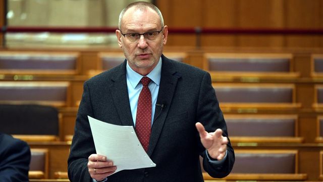 Elkezdték nyomtatni a nyugdíjasok élelmiszer-utalványát