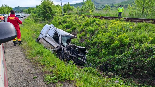 Un bărbat a murit după ce autoutilitara pe care o conducea a fost lovită de tren la o trecere peste calea ferată din Sibiu