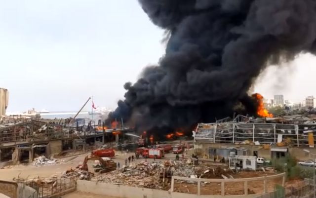 Portul din Beirut este în flăcări la doar o lună după explozia devastatoare
