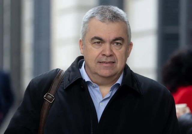 El PSOE denuncia por «acoso» a una periodista tras un incidente en el domicilio de Santos Cerdán