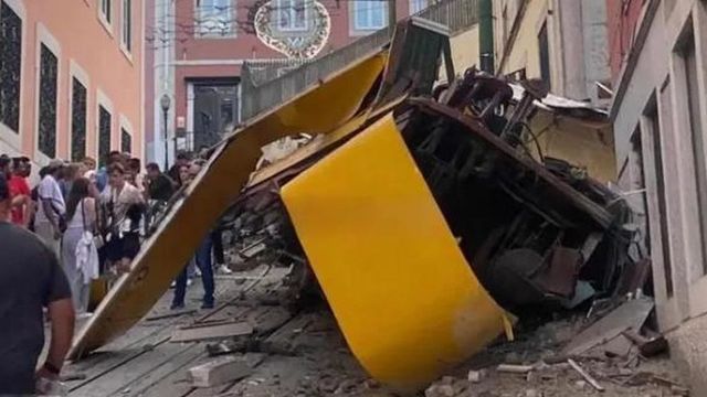 Lisbona, deraglia la funicolare di Gloria: tre morti e almeno 20 feriti