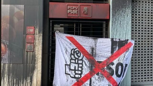 La sede del PSOE en Valencia amanece vandalizada con pintura negra y una sábana con el logo del partido tachado