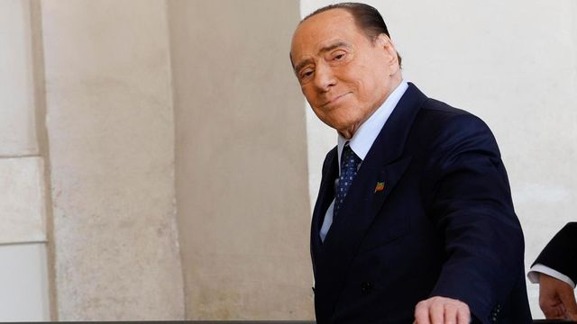 Addio all’assegno e alle case, la famiglia Berlusconi interrompe i pagamenti e “sfratta” le ex ospiti del caso Ruby